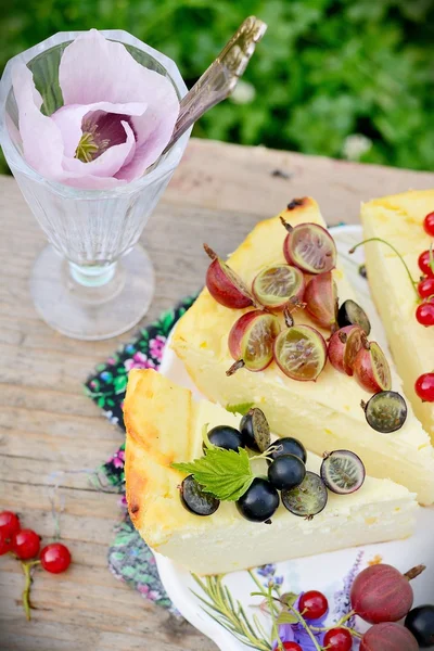 Slice of cheesecake with berries — Stock Photo, Image