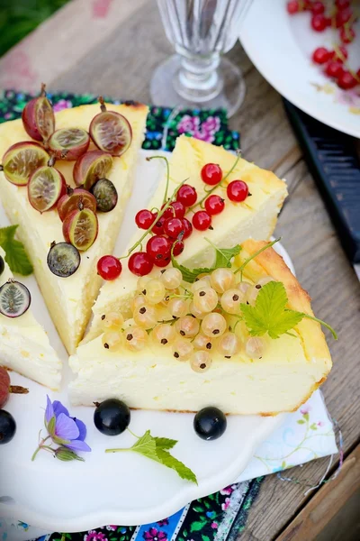 Scheibe Käsekuchen mit Beeren — Stockfoto