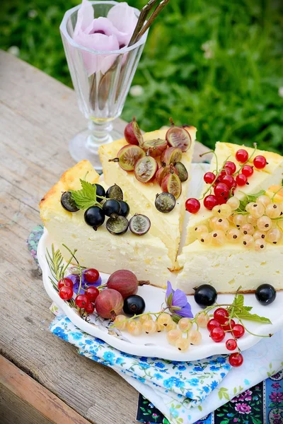Slice of cheesecake with berries — Stock Photo, Image