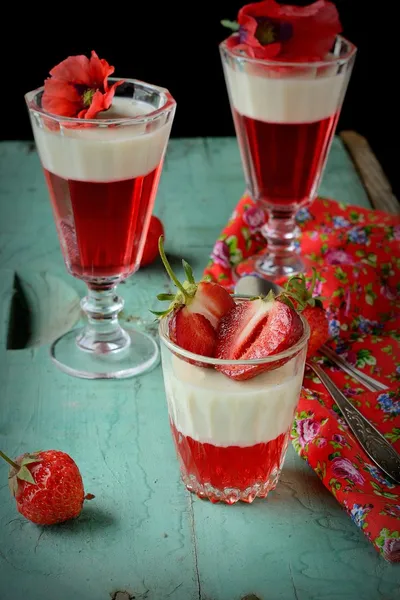 Sobremesa de morango saudável com iogurte cremoso em camadas — Fotografia de Stock