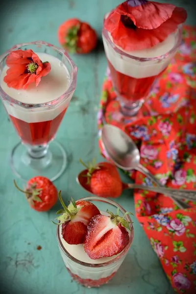 Sobremesa de morango saudável com iogurte cremoso em camadas — Fotografia de Stock