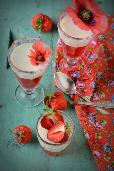 Healthy strawberry dessert with creamy yoghurt layered — Stock Photo, Image