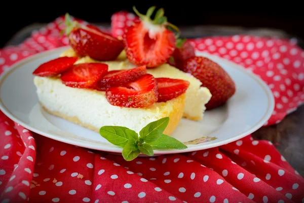 Hemgjord ostkaka med färska jordgubbar — Stockfoto