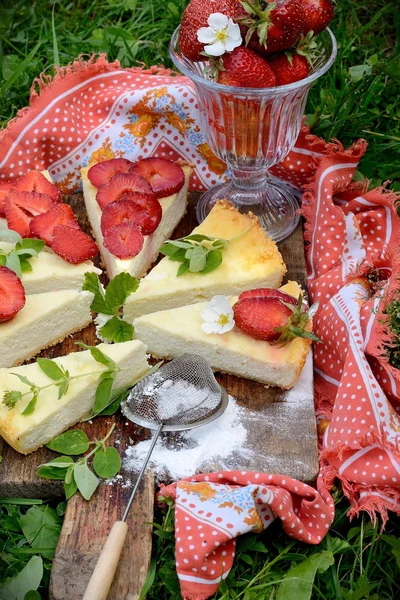 Zelfgemaakte cheesecake met verse aardbeien — Stockfoto