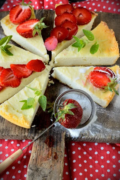 Zelfgemaakte cheesecake met verse aardbeien — Stockfoto