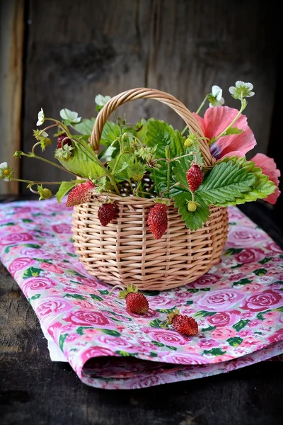 Bouquet of wild strawberries in a basket — Stock Photo, Image