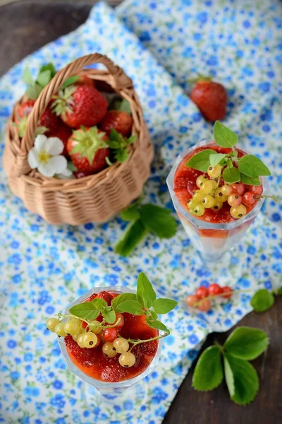 Очки с легким сливочным десертом и ягодами — стоковое фото
