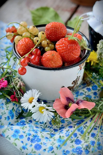 Mug with fresh berries — Stock Photo, Image