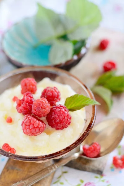 Reismilchbrei mit Himbeeren — Stockfoto