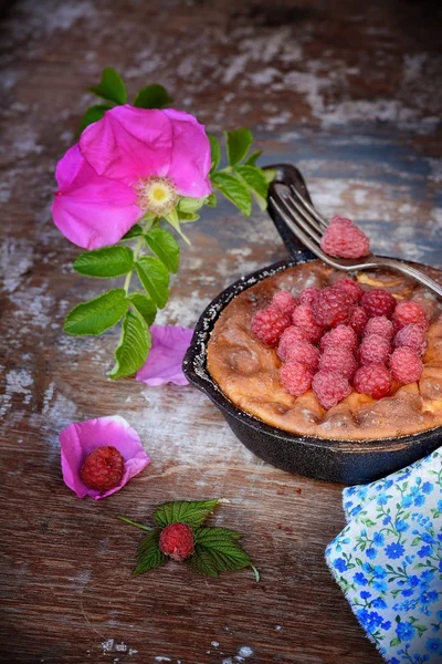 Bolo de queijo com framboesas — Fotografia de Stock