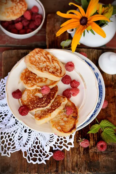 Panquecas de gordura com framboesas frescas — Fotografia de Stock