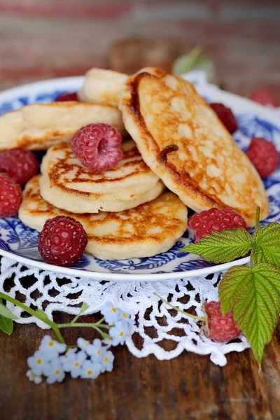 Fat pancakes with fresh raspberries — Stock Photo, Image