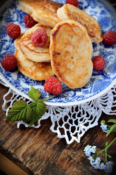 Fat pancakes with fresh raspberries — Stock Photo, Image