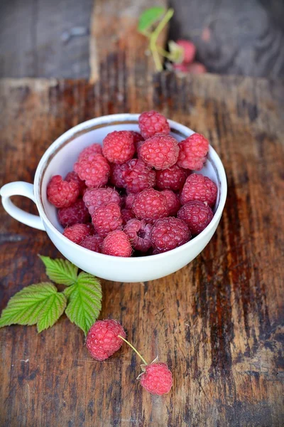 Mug with fresh raspberries — Stock Photo, Image