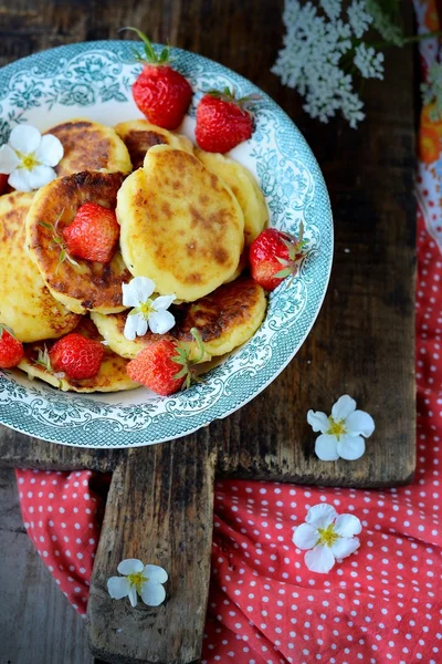 Gâteaux au fromage faits maison pour le petit déjeuner — Photo