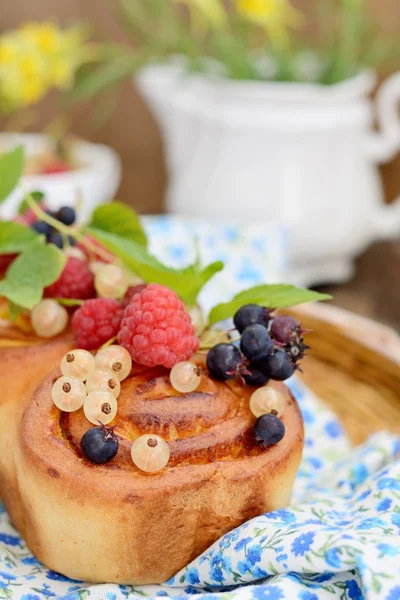 Hefekuchen mit Käse und Kräutern — Stockfoto