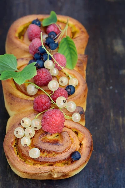 Hefekuchen mit Käse und Kräutern — Stockfoto