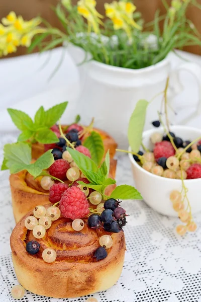 Hefekuchen mit Käse und Kräutern — Stockfoto