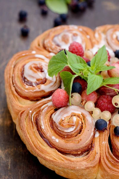 Cake from flaky pastry with berries — Stock Photo, Image