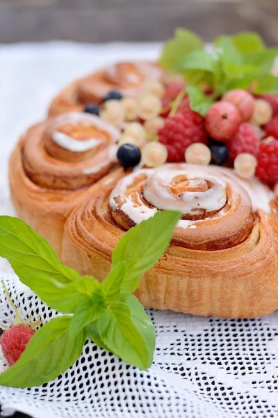 Cake from flaky pastry with berries — Stock Photo, Image