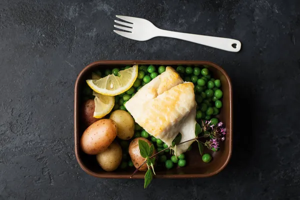 Caixa de almoço de bacalhau de filé de peixe. Batatas novas cozidas, ervilhas verdes, bacalhau branco cozido para o almoço na lancheira com você. Vai-te embora. — Fotografia de Stock