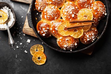 Şekerparem. Karanlık bir arka planda lezzetli bir tatlı. Üst görünüm