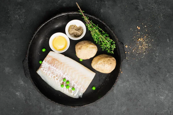 Ingredienti della torta di patate di pesce. Filetto di merluzzo, patate al forno, tuorlo, verdure per una cucina casalinga confortevole. Vista dall'alto. — Foto Stock