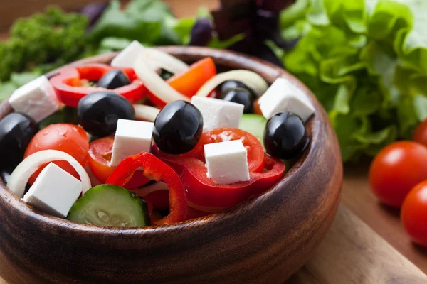 Salat auf Holzteller. — Stockfoto