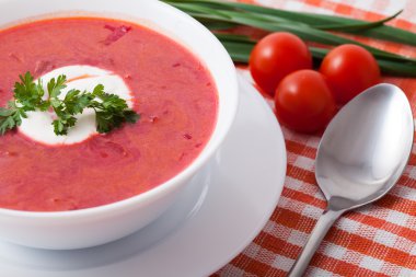 Borsch beyaz bir tabak