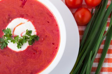 Borsch beyaz bir tabak