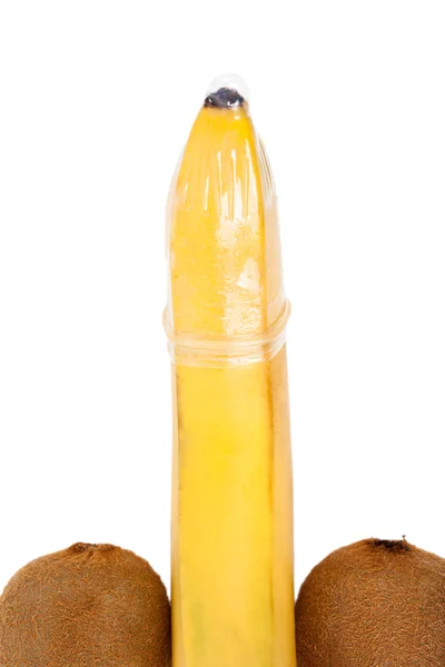 Plátano aislado con condón — Foto de Stock