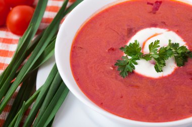 Borsch beyaz bir tabak