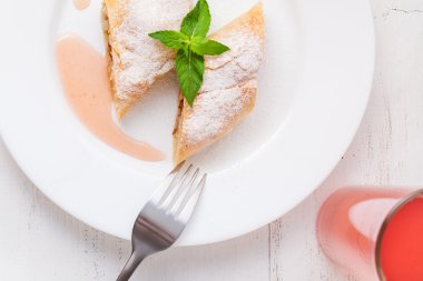 Beyaz çanak üzerinde Strudel