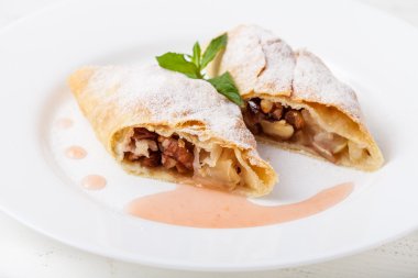 Beyaz çanak üzerinde Strudel