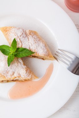 Beyaz çanak üzerinde Strudel