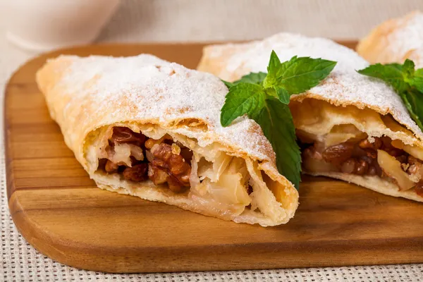 Strudel en el tablero de madera — Foto de Stock