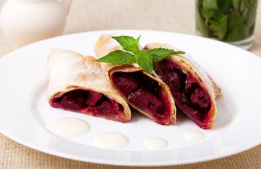 Beyaz çanak üzerinde Strudel