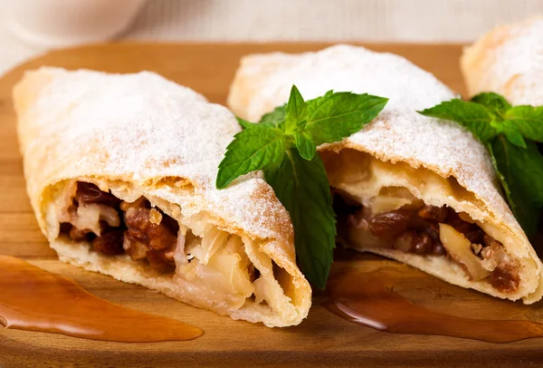 Strudel en el tablero de madera — Foto de Stock