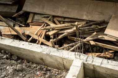 Şantiye ahşap tabak yığını ile