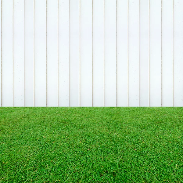 Yeşil çimen çimento siyah duvar — Stok fotoğraf