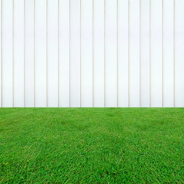 Parede preta de cimento com grama verde — Fotografia de Stock