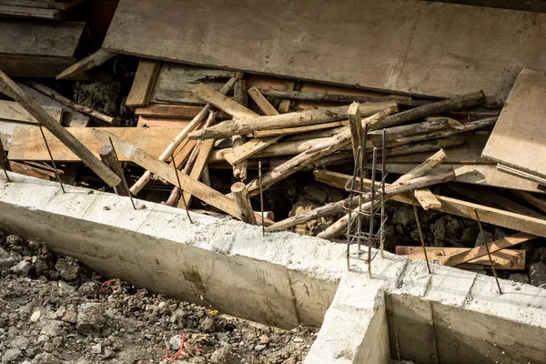 Local de construção com pilha de placa de madeira — Fotografia de Stock
