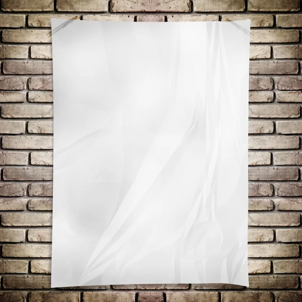 模板白色皱皱巴巴的矩形海报 grunge 砖墙上 — 图库照片