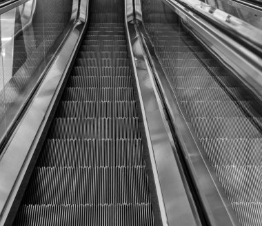 yürüyen merdivenlerden aşağıya yuvarlanan merdiven