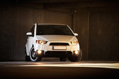 bir otoparkta mitsubishi colt.
