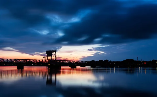 Silhouette del ponte ferroviario a Noerresundby — Foto Stock