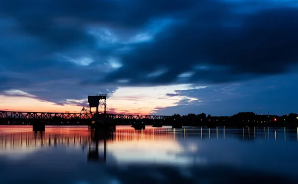 Railroadbridge silhouet in noerresundby — Stockfoto