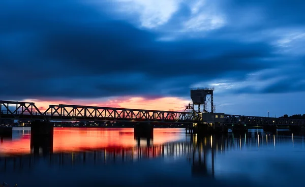 Silhouette del ponte ferroviario a Noerresundby — Foto Stock