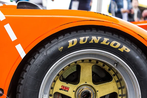 Carro de corrida com rodas de Dunlop — Fotografia de Stock