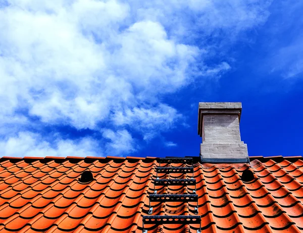 Çatı merdivenleri mavi gökyüzü baca Telifsiz Stok Imajlar